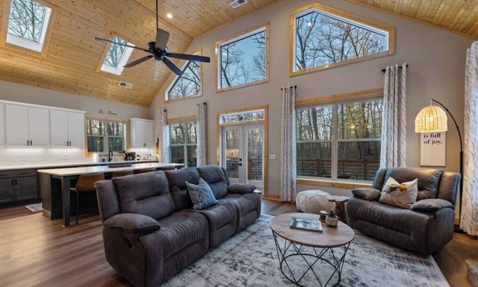 Ellijay Ski Chalet | Beautiful and Peaceful Modern Chalet in River Resort w Hot Tub
