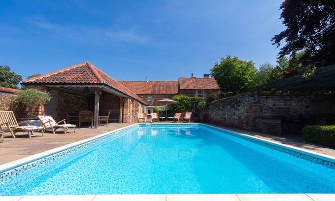 Grimston House | Beautiful and spacious farmhouse with pool