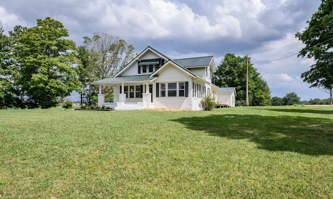 Winchester House | Beautiful And Spacious Fully Renovated Farmhouse