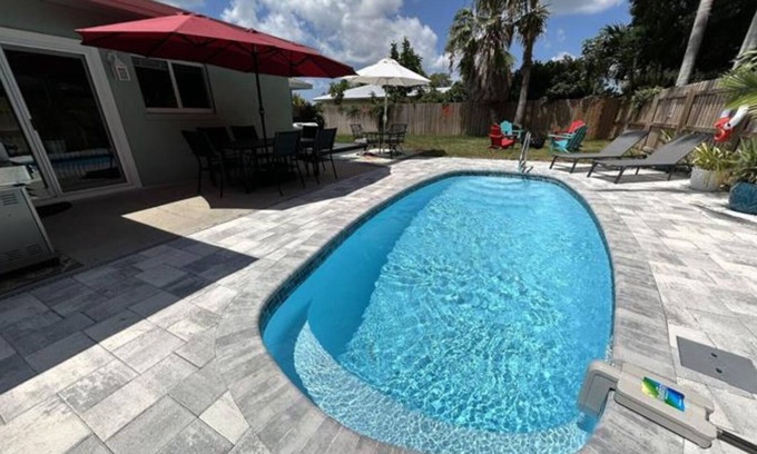 Bradenton House | BEAUTIFUL AND SPACIOUS BACKYARD-HEATED POOL-HOT TUB/BBQ/CORNHOLE/NEAR BEACH/MALL