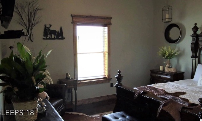 Pittsburg House | Beautiful and spacious home on a private 15 ac. lake in East Texas