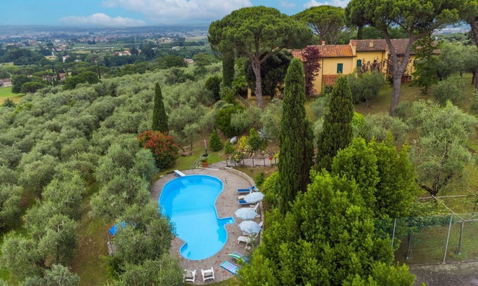 Monsummano Terme Villa | Beautiful apartment in villa for 6 people with private pool, WIFI, TV, patio and pets allowed