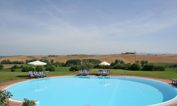 Monteroni d'Arbia Apartment | Beautiful apartment for 2 guests with WIFI, pool, panoramic view and parking, close to Siena
