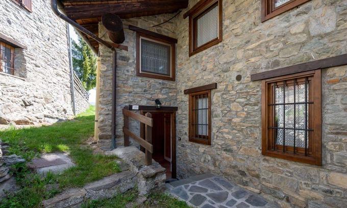 Sarre Apartment | Beautiful apartment for 6 guests with TV, balcony and parking, close to Aosta
