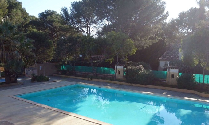 Bandol Apartment | Beautiful apartment for 4 people with WIFI, A/C, pool, TV and terrace