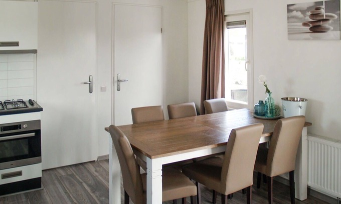 West-Graftdijk House | Beautiful apartment in villa for 6 guests with WIFI, TV, terrace and parking