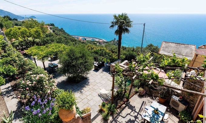 Finale Ligure Apartment | Beautiful apartment for 5 people with A/C, WIFI, TV and patio
