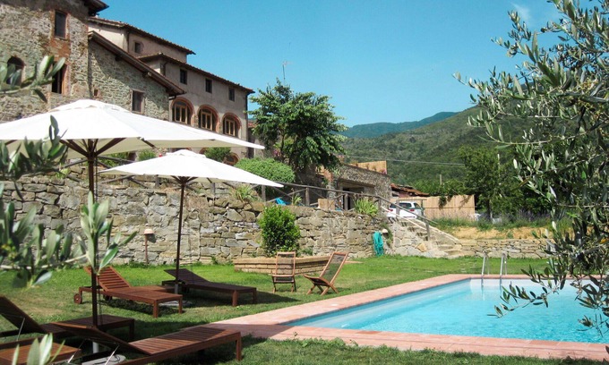 Pian di Sco House | Beautiful apartment in villa for 4 people with pool, WIFI, TV and terrace