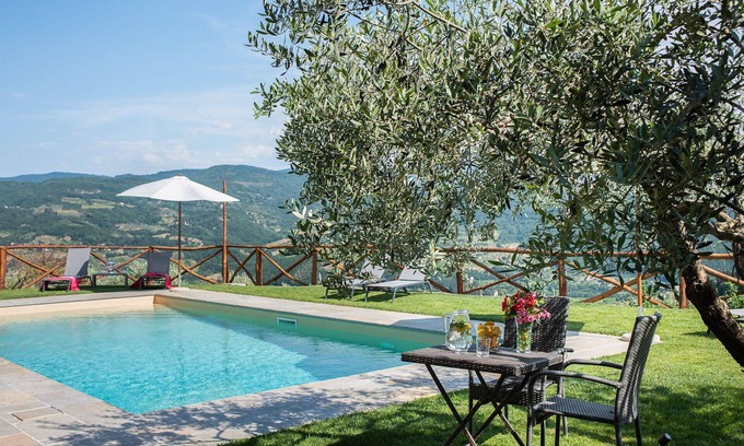 Pontassieve House | Beautiful apartment in villa for 6 people with pool, A/C, WIFI, TV, patio and panoramic view
