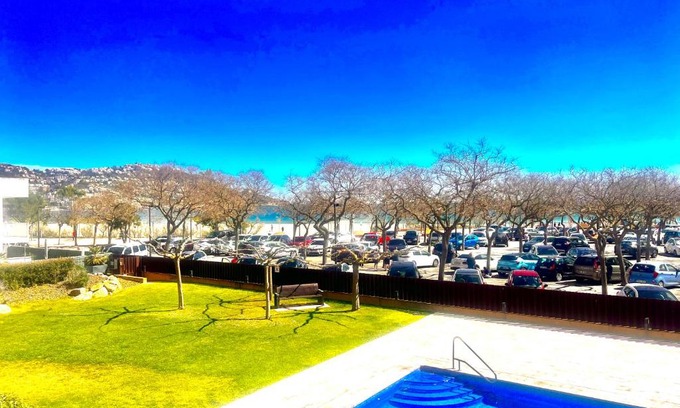 Santa Margarida Apartment | Beautiful apartment 75m2 with view at the beach, pool, parking