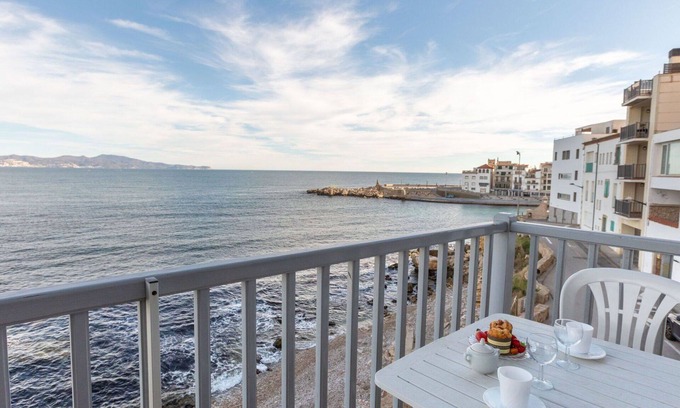 L'Escala Apartment | Beautiful apartment for 2 people with TV and balcony