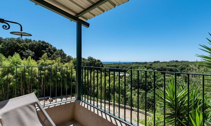 Cervione Apartment | Beautiful apartment for 6 guests with WIFI, A/C, TV, patio, pets allowed, panoramic view and par.