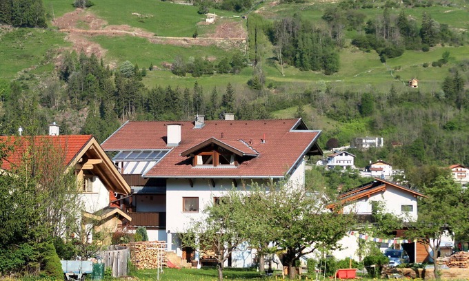 Prutz Apartment | Beautiful apartment for 8 guests with WIFI, TV and balcony