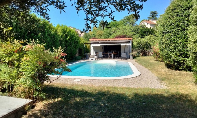 Millau Apartment | Beautiful apartment in a wooded garden by a swimming pool