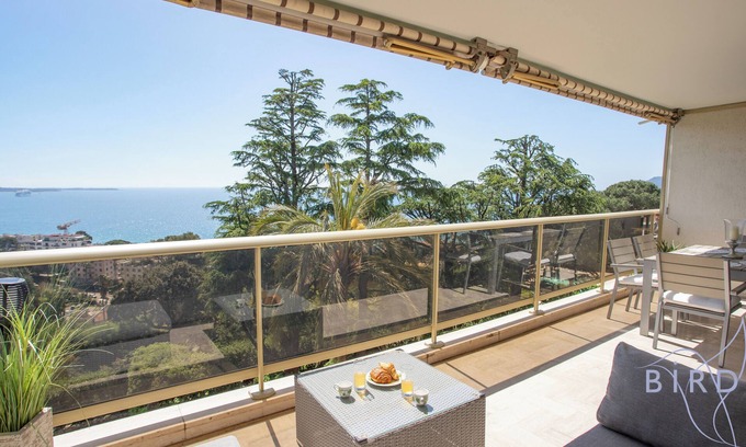 Cannes La Bocca Apartment | Beautiful apartment in Cannes, SEA VIEW and POOL