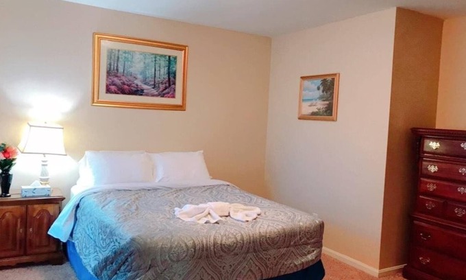 Downtown Greensboro Apartment | Beautiful apartment Gem in Historic Downtown Location. Perfect for Longterm stay