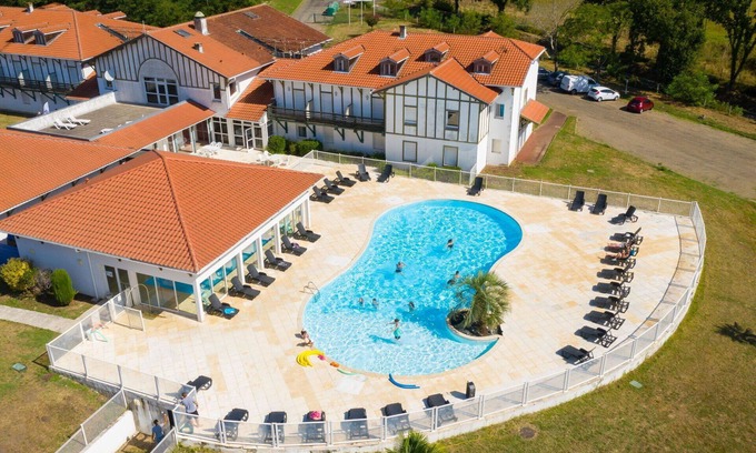 Cassen Apartment | Beautiful apartment with internet, pool, TV, terrace, pets allowed, panoramic view and parking