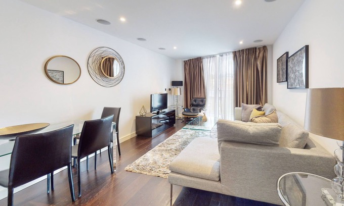 Churchill Apartment | Beautiful Apartment With Balcony in Chelsea