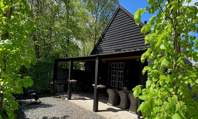 Elst Apartment | Beautiful apartment with covered terrace, in a holiday park near Rhenen