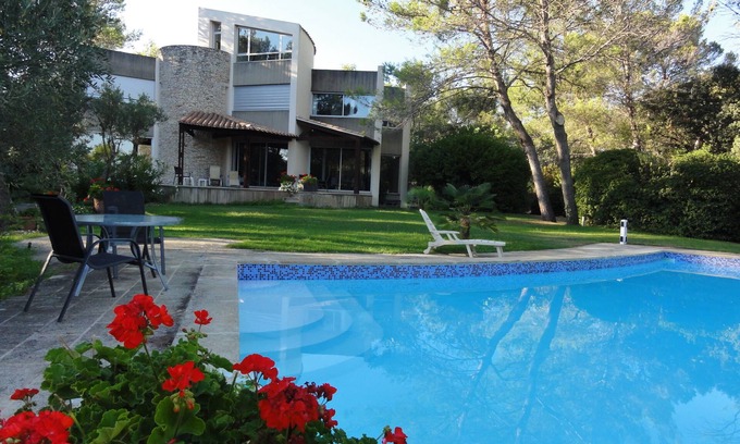 Quartier des Espesses House | Beautiful architect-designed house set in wooded grounds around a large swimming pool