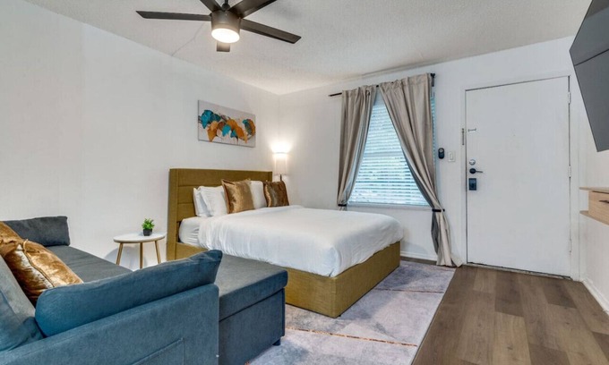 Hyde Park Apartment | Beautiful Austin Studio|Pet-Friendly |10mins to DT