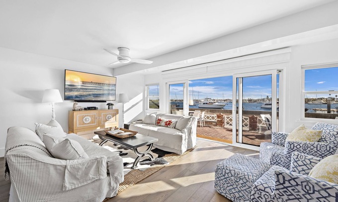 Balboa Island House | Beautiful Balboa Island Bayfront Beach House