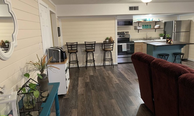 St. George House | Beautiful basement apartment near the center and outdoor paths