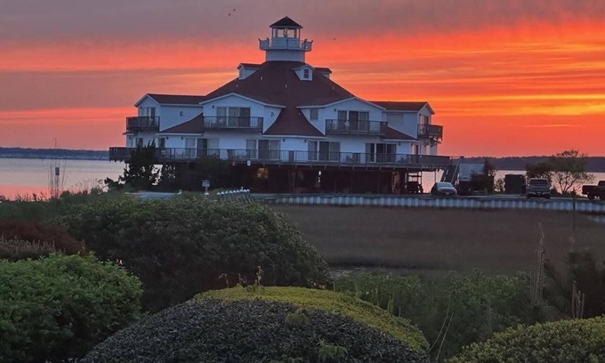 Midtown Ocean City Condo | Beautiful Bayside Condo- Perfect Sunsets and Short Walk to Beach - 56th St.