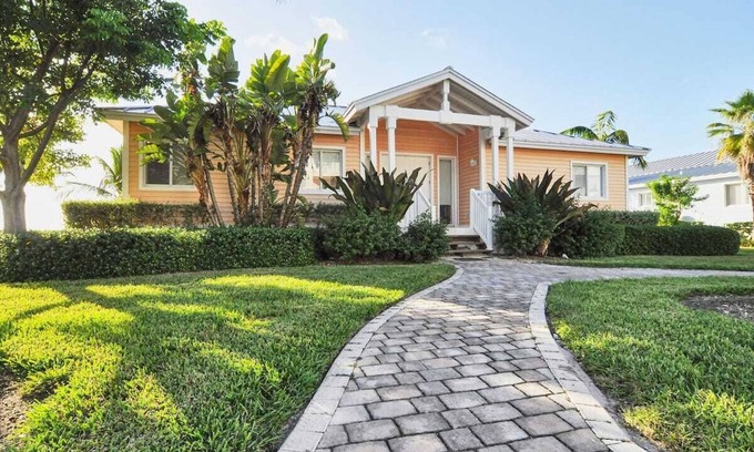 Alice Town House | Beautiful Beach Front Villa in Resort World Bimini Bahamasnn