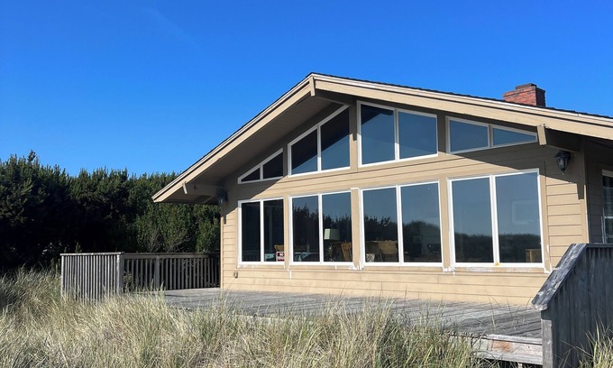 Bayshore House | Beautiful beach front property located in Waldport Or