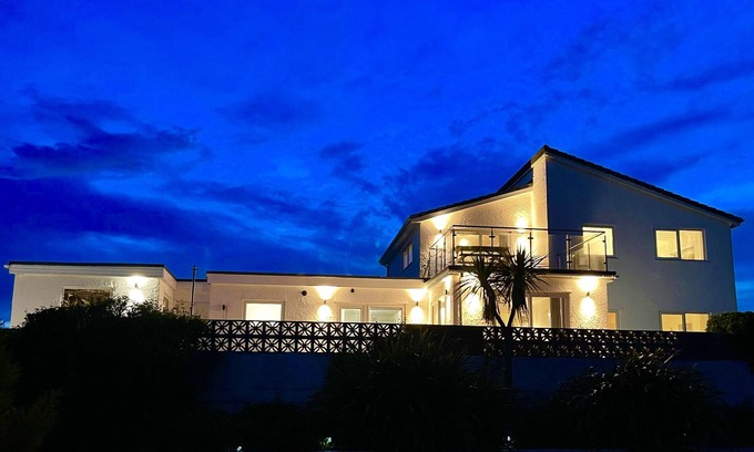 Trearddur Bay House | Beautiful Beach house sleep13, 5 mins to beach&Hot Tub, games room, pets allowed