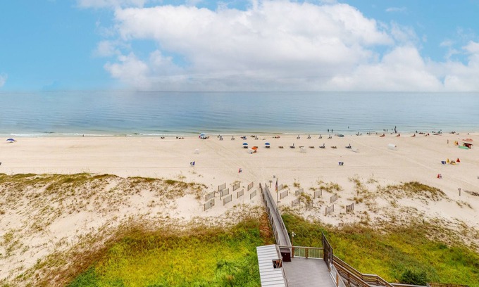 Gulf Shores Condo | Beautiful beachfront condo with sauna, pool, hot tub, balcony, & washer/dryer