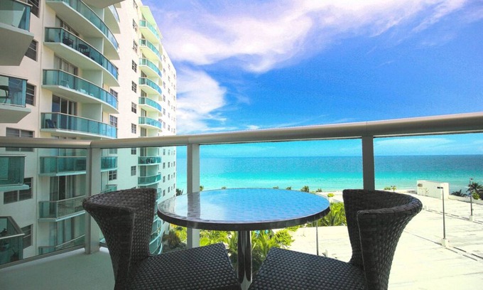 Hollywood Apartment | Beautiful Beachfront Apartment! Near major shopping centers, rest & casinos