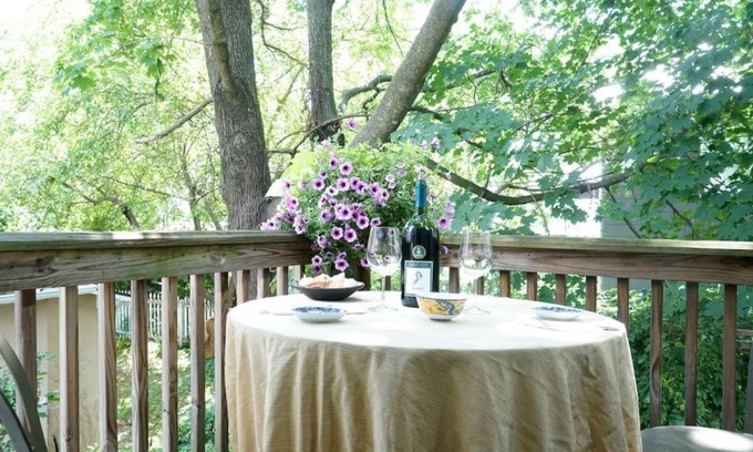 Belmont House | Beautiful Belmont Apartment, Walk Everywhere!!