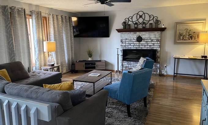 Bushkill House | Beautiful Bi-level. Game room with pool table, 5 UHDTVs, WiFi. Central heat/air.