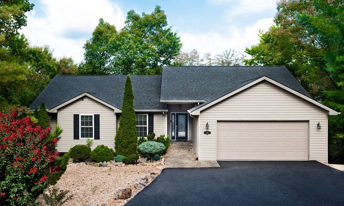 McGaheysville House | Beautiful Big Resort Home,Views, Pool table, Ping Pong, Air Hockey, Foosball