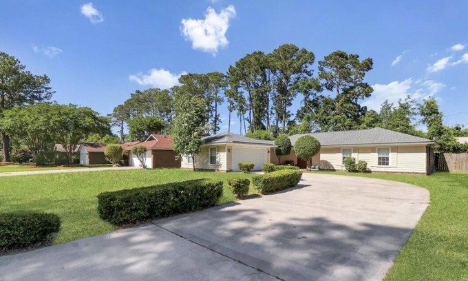 Whitemarsh Island House | Beautiful Blue Marlin 3 bed 2 bath convenient to shopping, Savannah and Tybee