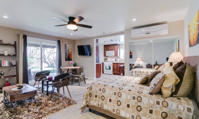 Van Nuys House | Beautiful, Bright & Breezy