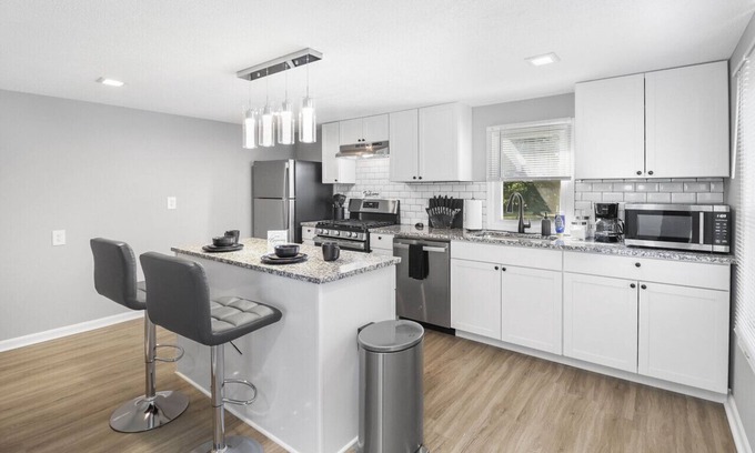 Brook Park House | Beautiful Brookpark House: Large home, Self Check-In near IX Center & CLE Airport