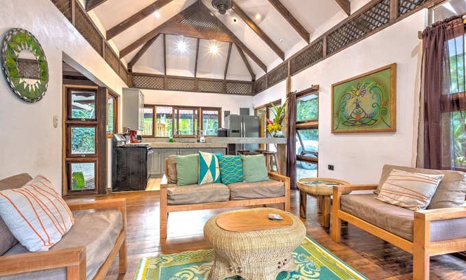 Cocles House | Beautiful bungalow set in a beach front tropical garden