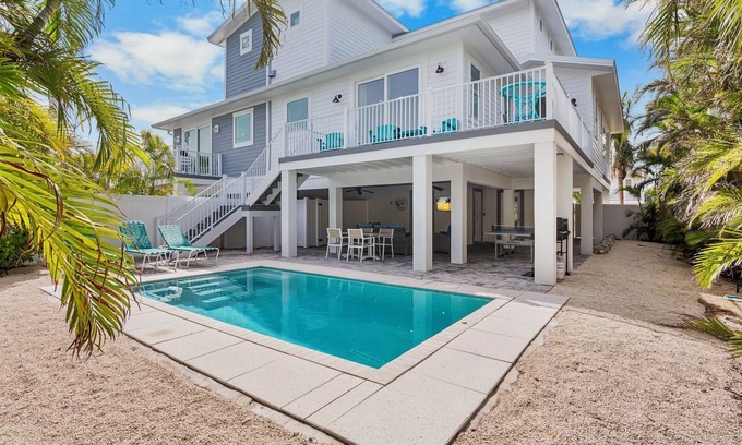 Holmes Beach House | Beautiful Bungalow with Private Pool! Close to Beach!