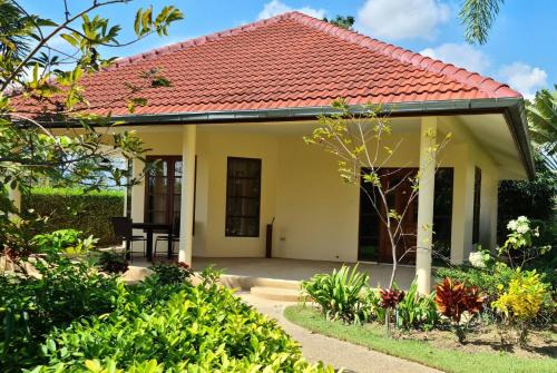 Cha-am House | Beautiful bungalow with shared outdoor pool and 2km from the beach