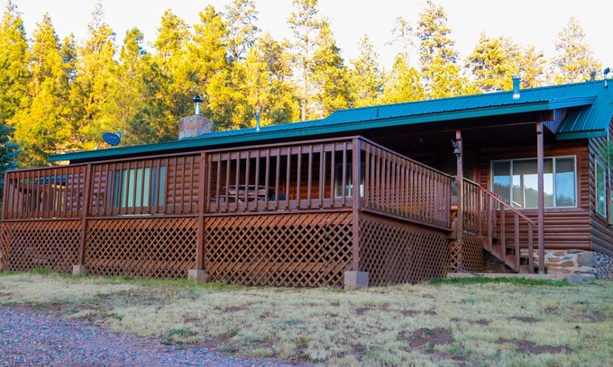 Greer Cabin | Beautiful Cabin Getaway with large deck in heart of Greer