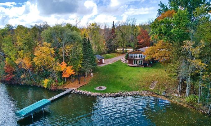 Greenway House | Beautiful Cabin on Peaceful Swan Lake!