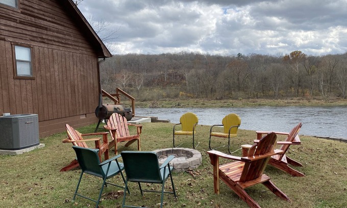 Flippin House | Beautiful Cabin Right on the Banks of the White River - Great View!