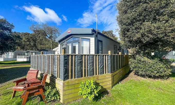 Corton House | Beautiful caravan with decking and WiFi at Azure Sea, Suffolk ref 32025AZ