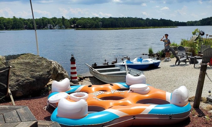 Tobyhanna Ski Chalet | Beautiful Chalet on the lake w/Hot Tub, Grill, Firepit, Deck