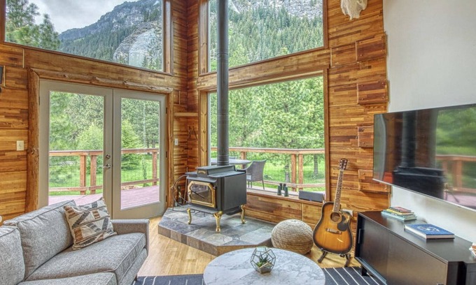 Leavenworth House | Beautiful Chalet with a Picturesque View of Nason Ridge