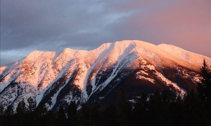 West Glacier Ski Chalet | Beautiful Chalet With Mountain Views located 1 mile from Glacier National Park