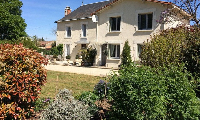 Savigne House | Beautiful Charentais house with 5 double bedrooms.